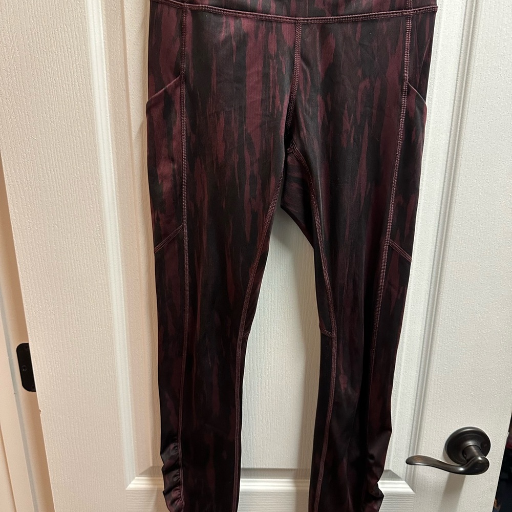 Lululemon womens Stylish Maroon and Black Patterned Leggings size 2/NWOT A34